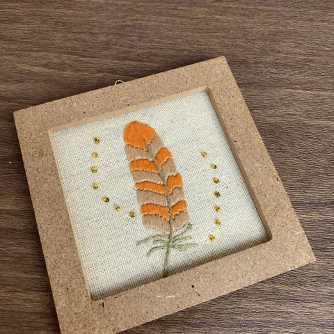 手刺繍　小さな絵画　黄金色の羽