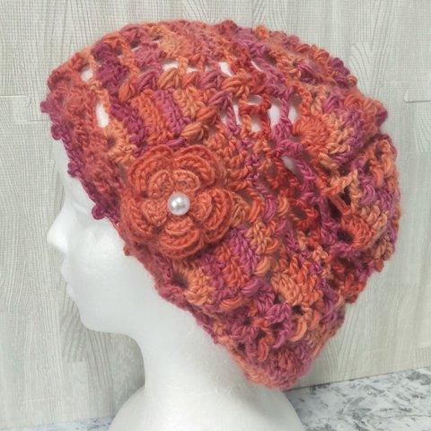 ウール・ニット帽（朱色、オレンジ、小豆色等の段染め）ベレー帽・パイン編み、透かし編み、花モチーフ