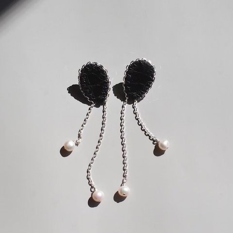 Tear Drop〜pearl〜【レザーピアス/イヤリング】 “crocodile”