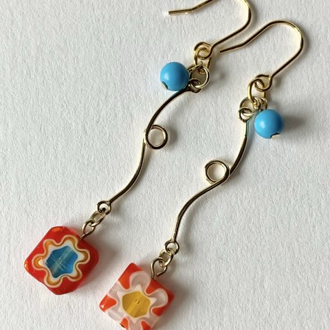 スクエアガラスとターコイズのイヤリング／ピアス　金具変更可♡ アレルギー対応　赤　青　白　花　黄色　ゴールド　ワイヤー　ミルフィオリガラス 