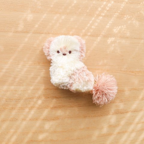 【SALE】【再販】ホワイトモカの犬＊ふわふわ刺繍ブローチ