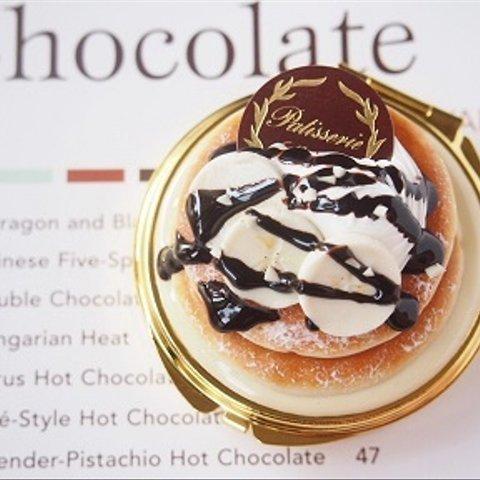 チョコレートソースがかかったバナナパンケーキのピルケース（大）