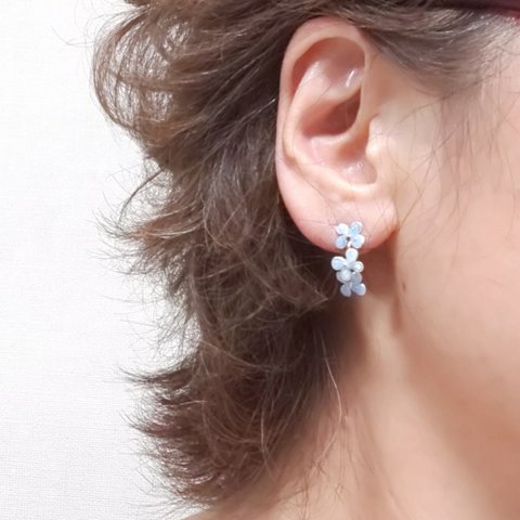 まるでﾋﾟｱｽ ✨花綴り ✨ 淡水色 ✨ 挟むだけ❗️ 痛くない❗️ｽﾄﾚｽﾌﾘｰｲﾔﾘﾝｸﾞ❇( 1ペア販売です)