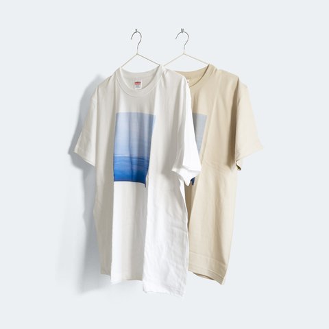 青い空と海面を描いた、Tシャツの2枚セット