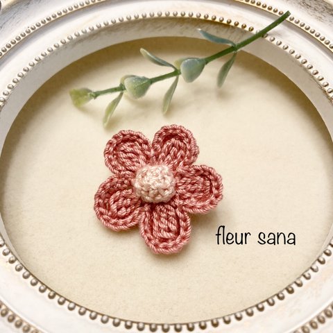 tiny flower  シンプルなお花モチーフのブローチ　strawberry