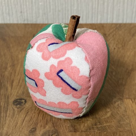 ミナペルホネン　りんご　ピンクッション　