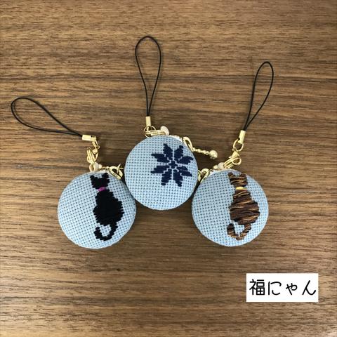 黒猫とお花を刺繍したマカロン