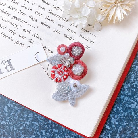 red丸花の連  ビーズ刺繍ブローチ