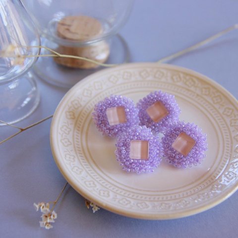 ガラスタイルとつぶつぶビーズ刺繍の、お花耳飾り(紫陽花)