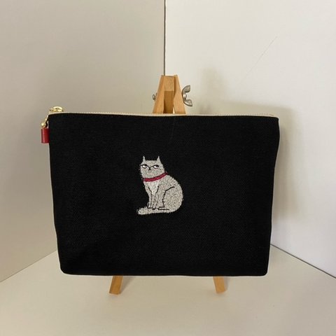 目線が合わないほっこり猫さん刺繍のポーチ　紺　黒　１６㎝１８㎝２０㎝