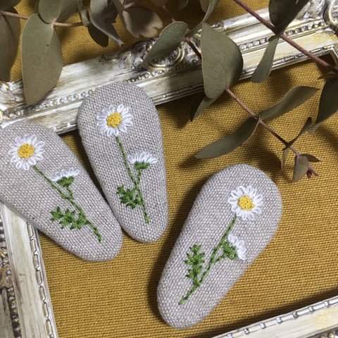 マーガレットの刺繍ブローチ