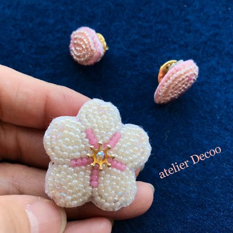 桜の花のビーズ刺繍ブローチ