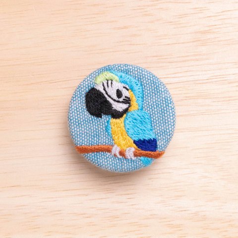 ルリコンゴウインコの刺繍くるみブローチ(青)