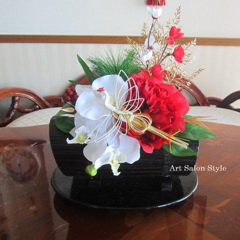 黒竹花器に赤ピオニーと胡蝶蘭のお正月飾り