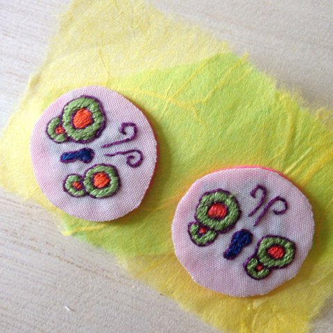 刺繍のピアス レトロ蝶々