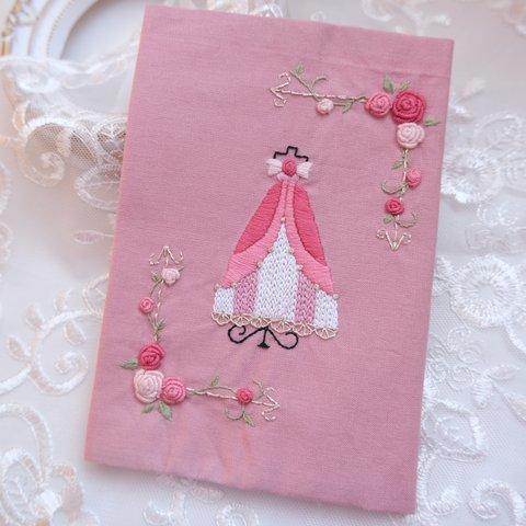 ドレスルーム刺繍のブックカバー(ピンク)
