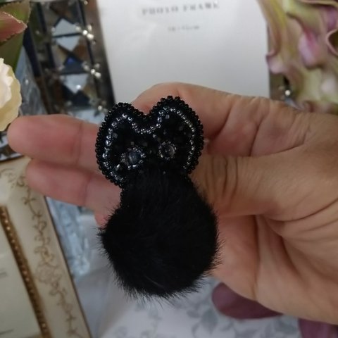 ビーズ刺繍 ブローチ 子猫ブローチ 黒猫