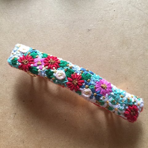 赤い花刺繍のバレッタ 