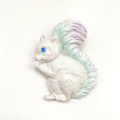 pastel-colored Squirrel ブローチ