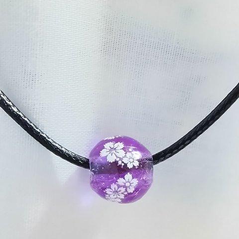 とんぼ玉風レジンの紫と白い花のネックレス
