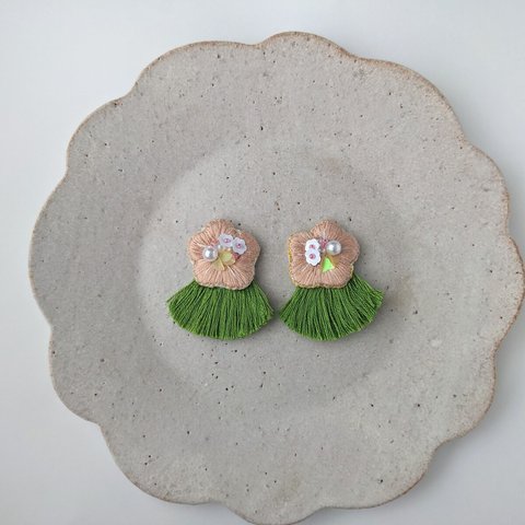 お花の刺繍とフリンジのピアス/イヤリング