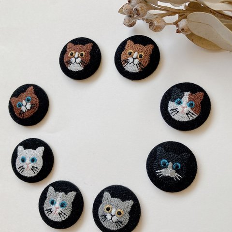 刺繍ねこのくるみボタンゴム。猫ブローチ。　ブラック。