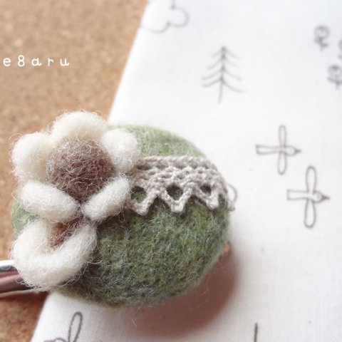 【SALE】羊毛フェルトのお花ブローチ（グリーン）