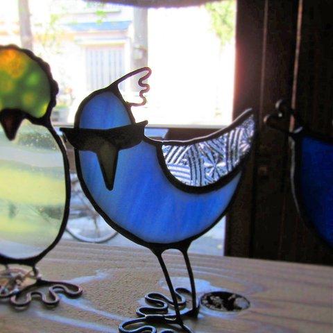 ステンドガラスの個性的な鳥さん　ひょっこり！サングラス