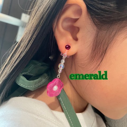 emerald ミニフラワーキッズイヤリング（セミオーダー）