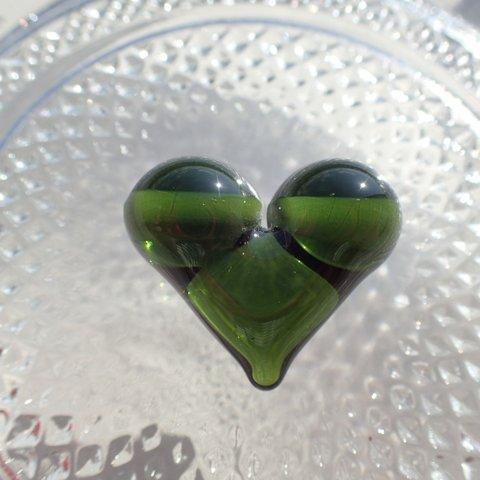 渋めモスグリーンのハートガラス（大）透明緑色　とんぼ玉3㎜穴