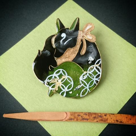 抹茶色の狐様ブローチ（黒狐）（Brooch of fox of green Tea color　） .