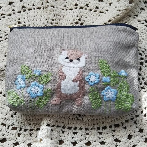 🌼カワウソとネモフィラの花の刺繍のリネンポーチ🌼