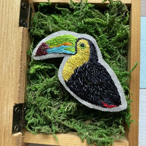 サンショクキムネオオハシさんのキラキラ刺繍ブローチ