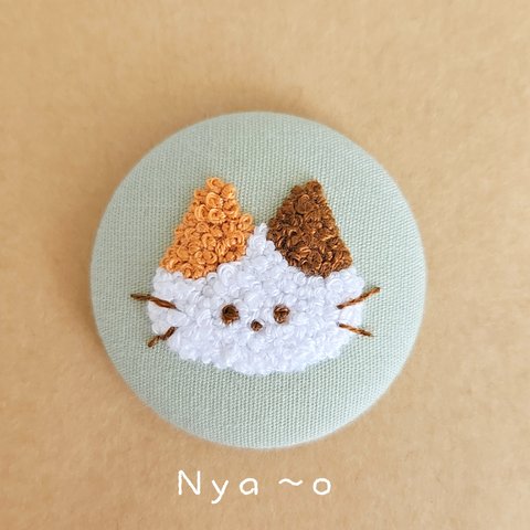 みけねこの刺繍くるみボタンブロ―チ