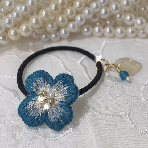 刺繍のお花 embroidery flower   ブルーヘアゴム