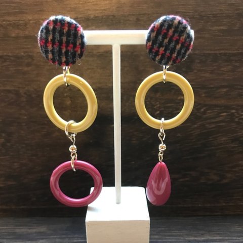 くるみパーツとアクリルの3連ピアス