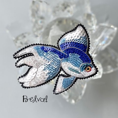 ビーズ刺繍ブローチ　-金魚(ブルー)-