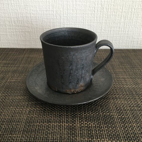 コーヒーカップ　黒土金彩マット