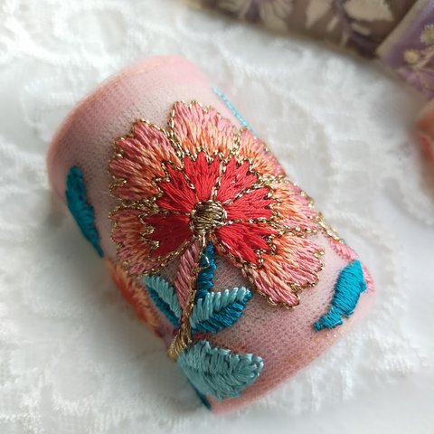 ピンクと赤のカーネーションのインド刺繍リボンのキラキラポニーフック