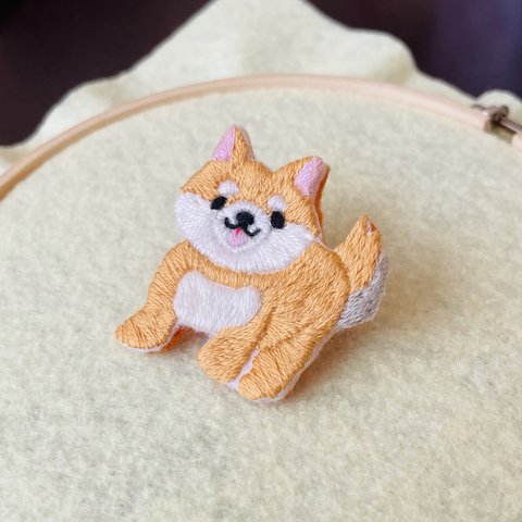 柴犬の刺繍ブローチ