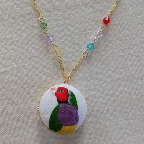 アカコキンチョウの刺繍ネックレス