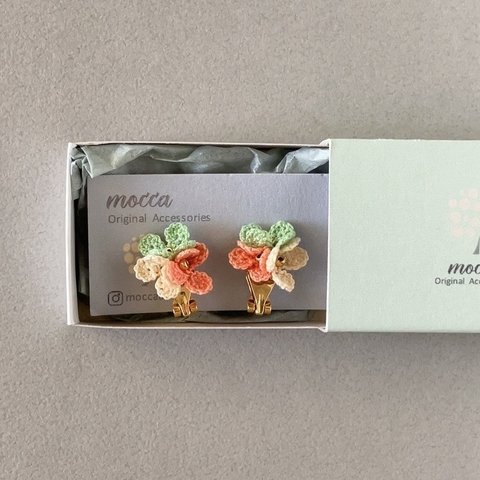 3色のお花のイヤリング（ノンホールピアス）桜もちカラー　✳︎サージカルステンレス使用