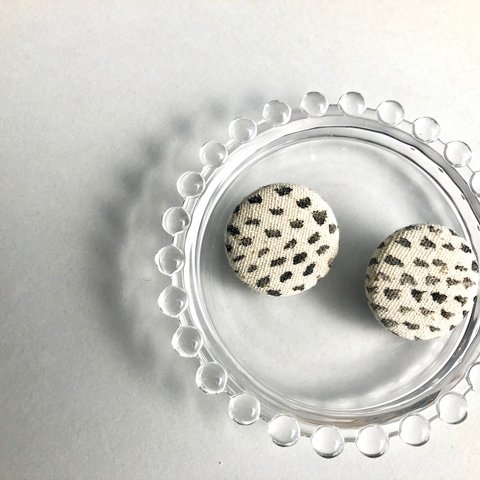 水彩くるみボタンピアス（black dot）