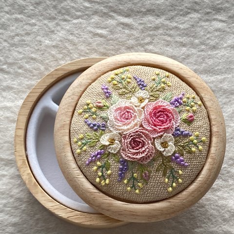 【再販×2】リネンと刺繍の野の花の木製小物入れ