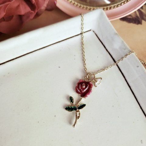 メタリックの赤い薔薇バラとリングのネックレス～メタル 北欧風 花 フラワー 赤