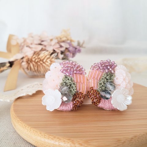 花のビーズ刺繡イヤリング/ピアス