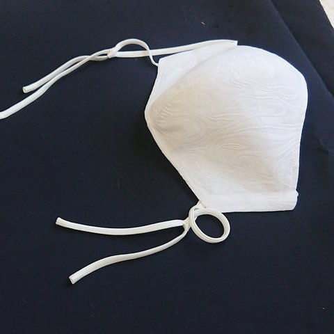 スイスコットン100%＆シルク 立体マスク（白地模様）シルク紐付き