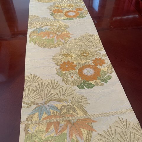 2547柔らかいクリーム色の豪華刺繍の袋帯リメイク　正絹テーブルランナー