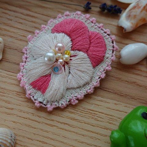 刺繍ブローチ / ビオラの刺繍ブローチ / うすピンク