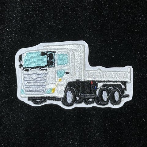 ★刺繍シール／ステッカー　ワッペン★　白いトラック　ダンプカー　1枚